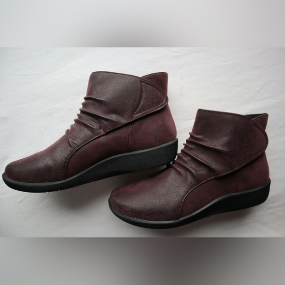 Clark’s Sillian Dark Plum Chell Leather Bootie - Picture 1 of 2